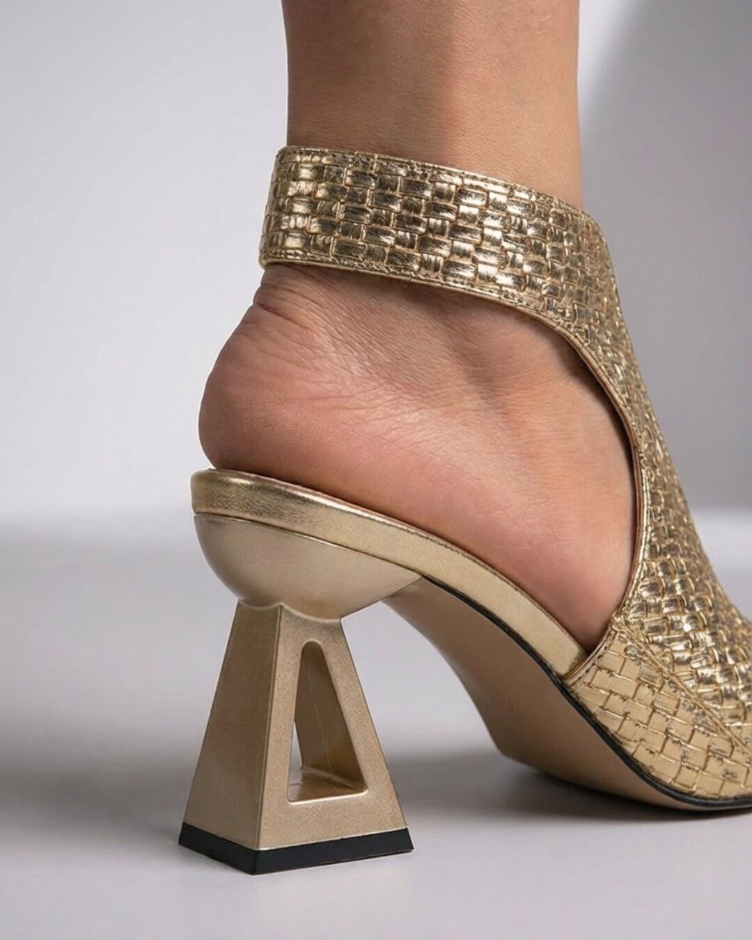 Letizia | Tacones caladas con tacón de diseño - Isabel de Sevilla