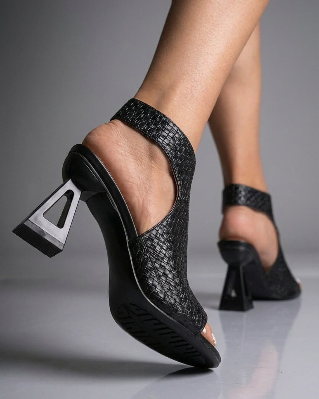Letizia | Tacones caladas con tacón de diseño - Isabel de Sevilla