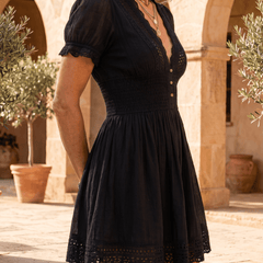 Amparo | Vestido mini negro con encaje y fruncidos elegantes - Isabel de Sevilla