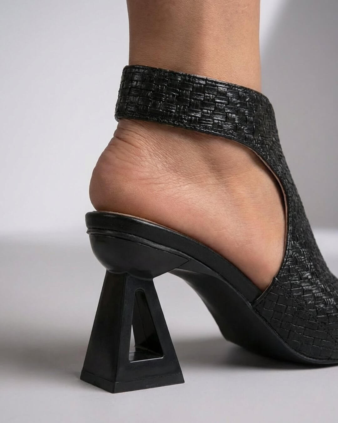 Letizia | Tacones caladas con tacón de diseño - Isabel de Sevilla