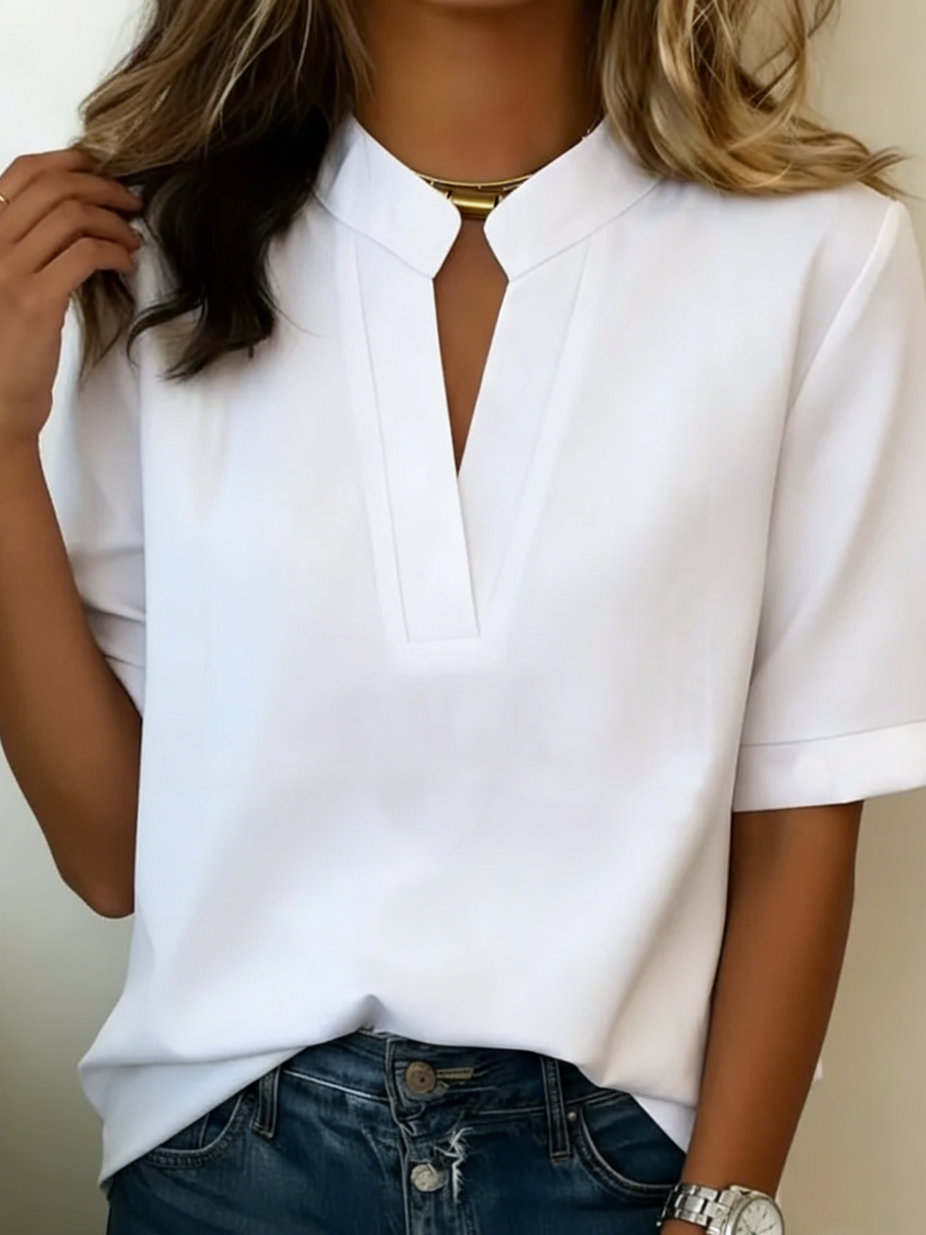 Bárbara | Blusa elegante con cuello en V y detalles dorados.
