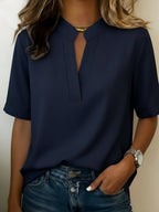 Bárbara | Blusa elegante con cuello en V y detalles dorados.