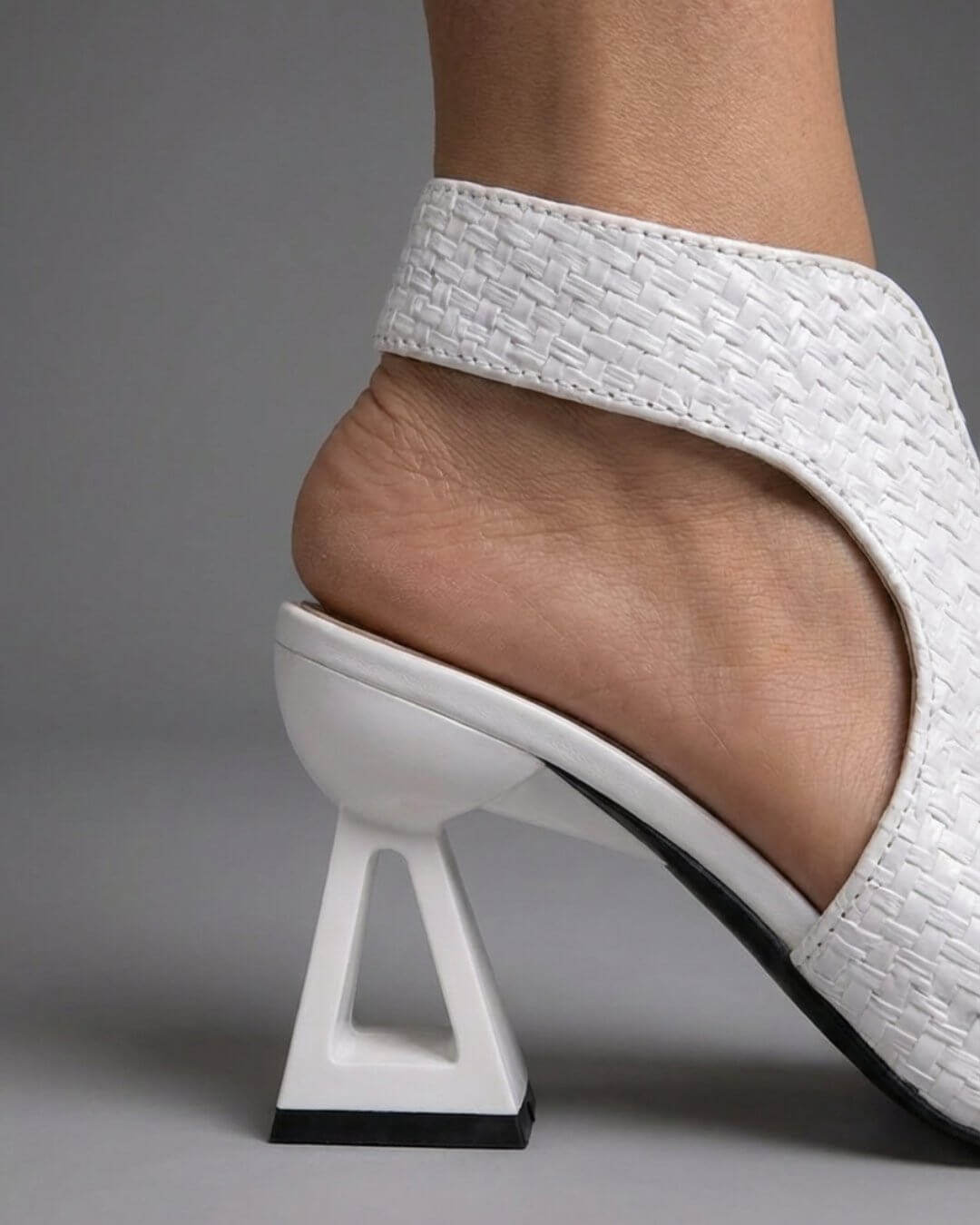 Letizia | Tacones caladas con tacón de diseño - Isabel de Sevilla