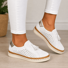 Carmen | Zapatillas Slip-On Perforadas con Borlas y Suela de Corcho - Isabel de Sevilla