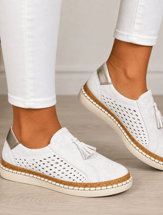Carmen | Zapatillas Slip-On Perforadas con Borlas y Suela de Corcho - Isabel de Sevilla