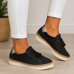 Carmen | Zapatillas Slip-On Perforadas con Borlas y Suela de Corcho - Isabel de Sevilla