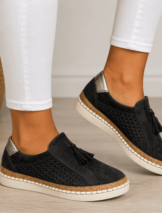 Carmen | Zapatillas Slip-On Perforadas con Borlas y Suela de Corcho - Isabel de Sevilla