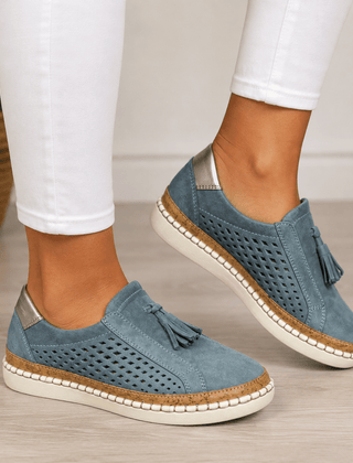 Carmen | Zapatillas Slip-On Perforadas con Borlas y Suela de Corcho - Isabel de Sevilla