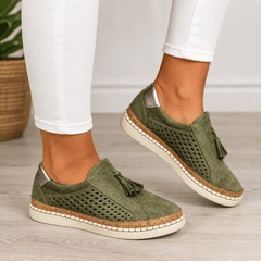 Carmen | Zapatillas Slip-On Perforadas con Borlas y Suela de Corcho - Isabel de Sevilla