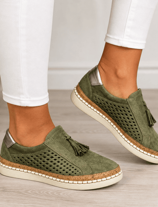 Carmen | Zapatillas Slip-On Perforadas con Borlas y Suela de Corcho - Isabel de Sevilla