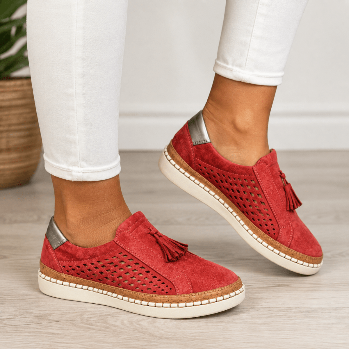 Carmen | Zapatillas Slip-On Perforadas con Borlas y Suela de Corcho - Isabel de Sevilla