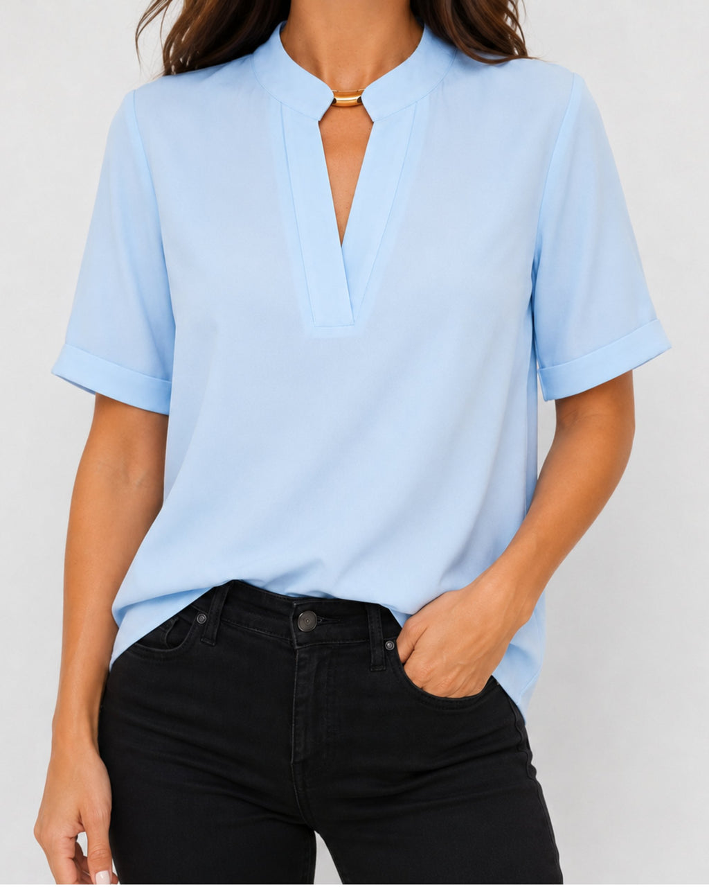 Bárbara | Blusa elegante con cuello en V y detalles dorados.