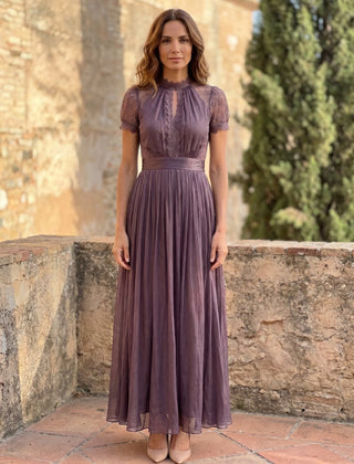 Flavia | Vestido largo morado con escote en forma de llave, borde de encaje de chiffon - Isabel de Sevilla