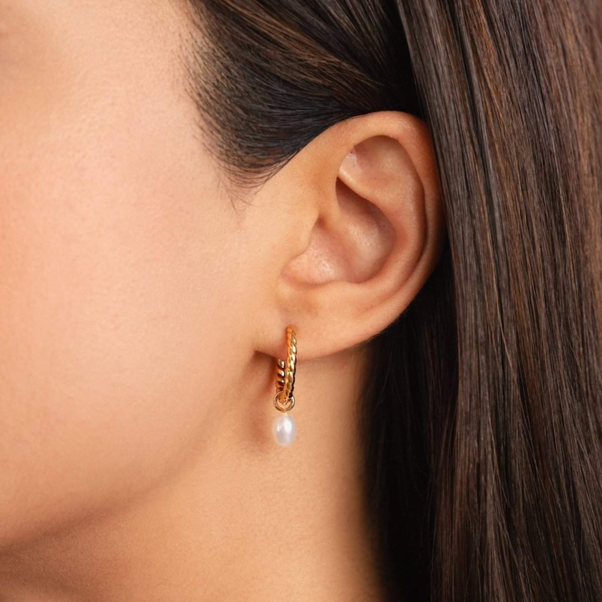 Pendientes de Aro Layla Pearl Twist (15 mm) - Isabel de Sevilla