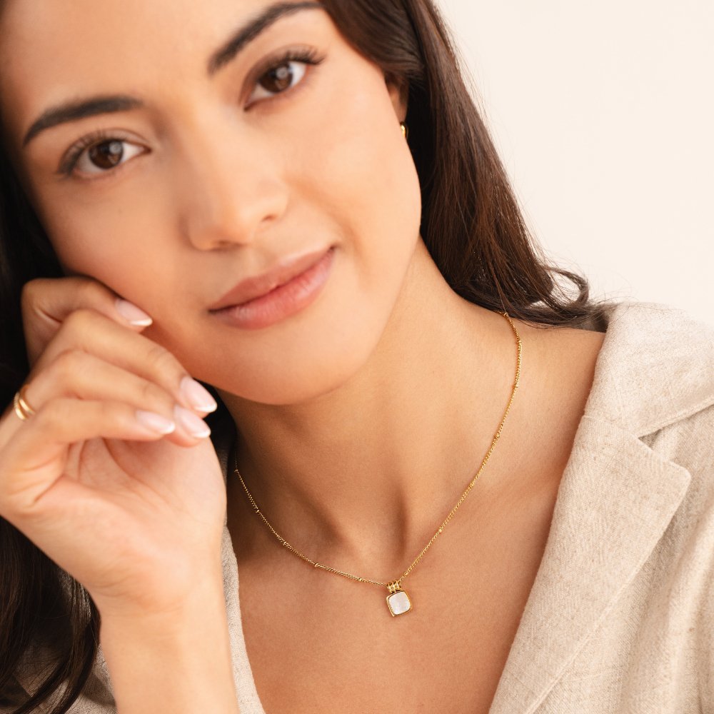 Collar con Colgante Lucia White Shell (40+5 cm) - Isabel de Sevilla