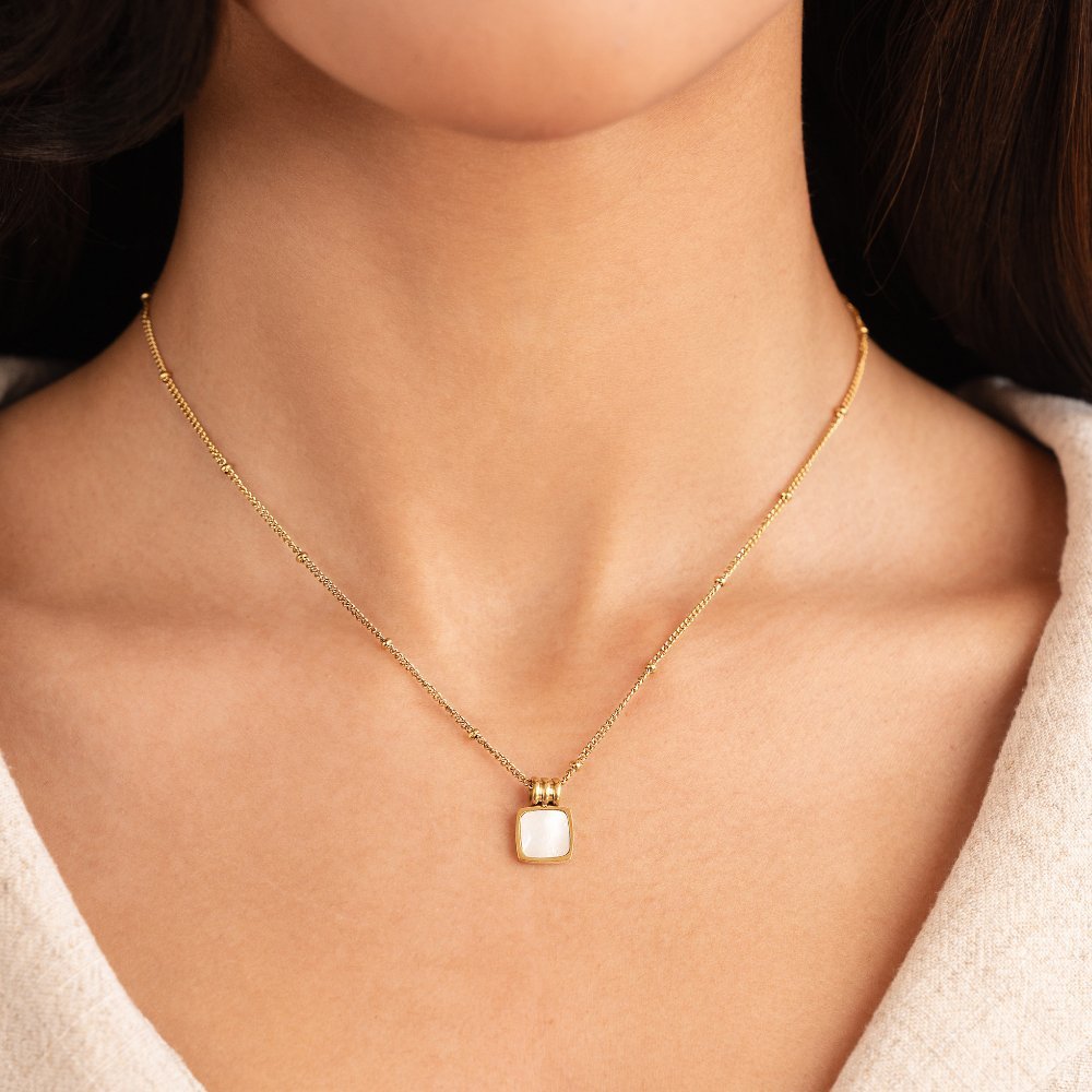 Collar con Colgante Lucia White Shell (40+5 cm) - Isabel de Sevilla