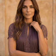 Flavia | Vestido largo morado con escote en forma de llave, borde de encaje de chiffon - Isabel de Sevilla