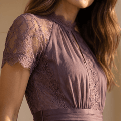 Flavia | Vestido largo morado con escote en forma de llave, borde de encaje de chiffon - Isabel de Sevilla