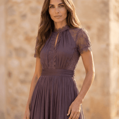 Flavia | Vestido largo morado con escote en forma de llave, borde de encaje de chiffon - Isabel de Sevilla